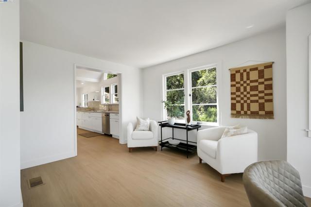 102 Castlewood Dr, Pleasanton CA: https://media.crmls.org/mediaz/e1038b68-1696-4622-9ba4-db7c4c6a07b6.jpg