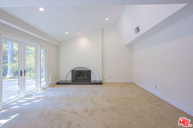 3926 Corte Cancion, Thousand Oaks CA: https://media.crmls.org/mediaz/e1054b3d-d5bb-4545-b43d-08ede35fa37a.jpg