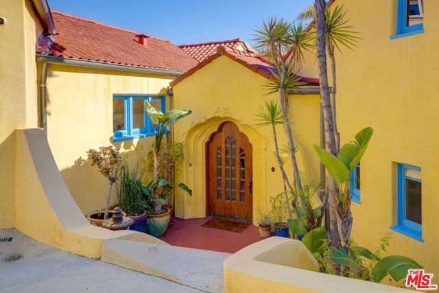 4778 Cromwell Avenue, Los Angeles CA: https://media.crmls.org/mediaz/e10568a1-f303-430c-bdf7-cad460e5b335.jpg