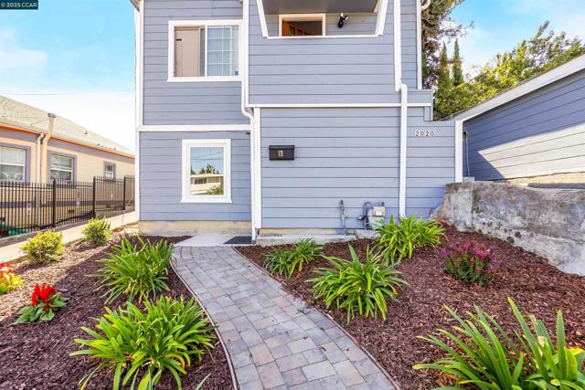 2020 17Th Ave, Oakland CA: https://media.crmls.org/mediaz/e105a58c-0f40-42e9-9294-90873f778742.jpg