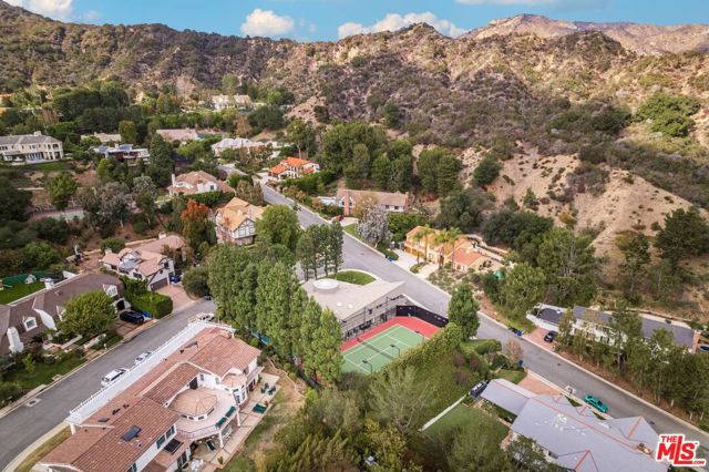 17765 Camino De Yatasto, Pacific Palisades CA: https://media.crmls.org/mediaz/e106f160-3b46-4889-96f1-0469001b3624.jpg