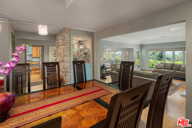 13477 Contour Drive, Sherman Oaks CA: https://media.crmls.org/mediaz/e107bb61-ee84-470a-b9ac-c582a75ee5d1.jpg