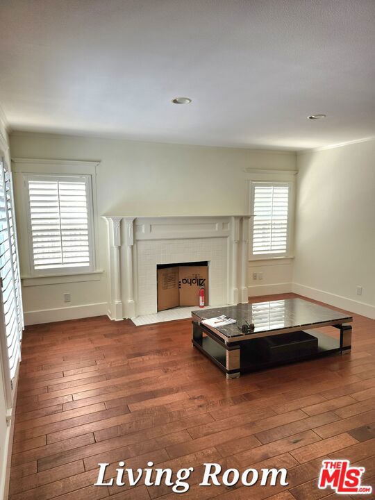 857 S Norton Avenue, Los Angeles CA: https://media.crmls.org/mediaz/e1098939-0c38-477b-89b5-c8b9db187225.jpg