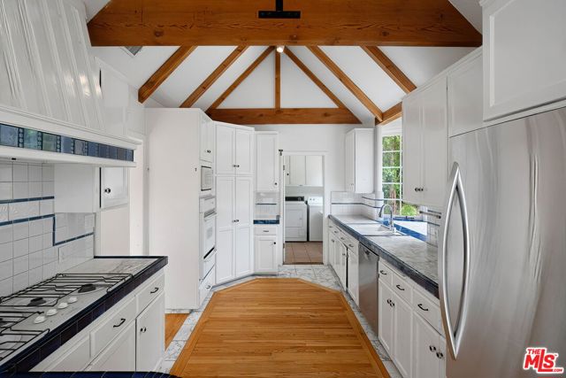 2558 Kelton Avenue, Los Angeles CA: https://media.crmls.org/mediaz/e10b1ba6-2251-4a98-b94c-183d1cc77b96.jpg