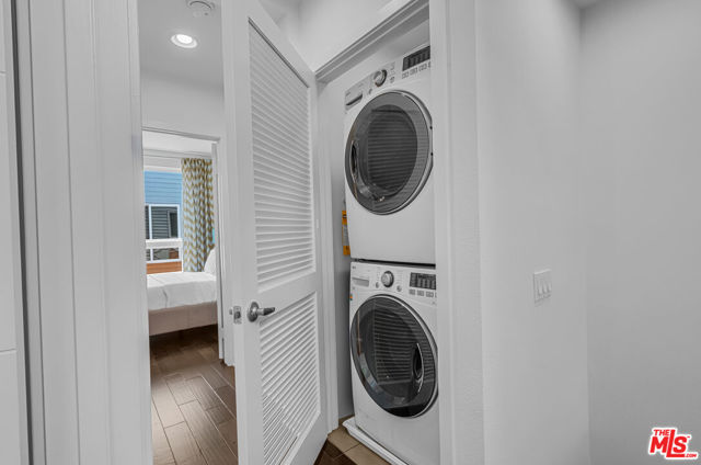 5633 Observation Lane, Los Angeles CA: https://media.crmls.org/mediaz/e10b2ba9-abb5-4254-b52f-154f243d6fb5.jpg