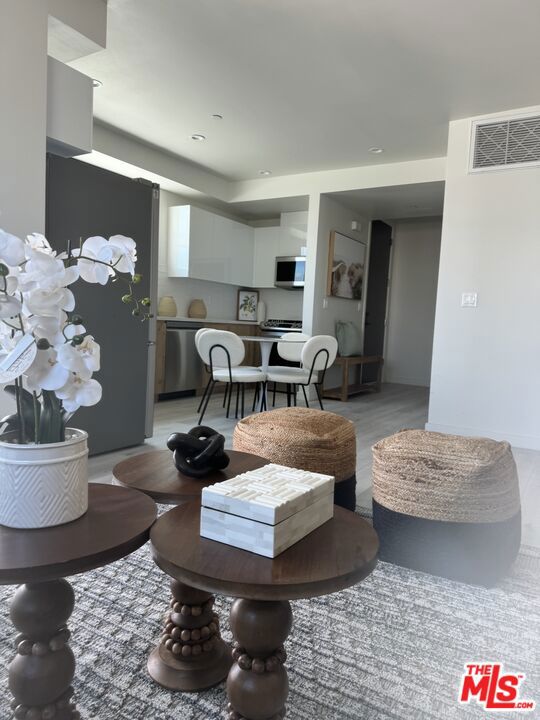 124 S Croft Avenue, Los Angeles CA: https://media.crmls.org/mediaz/e10b699b-0c14-41e8-98bd-5068d1a8666e.jpg