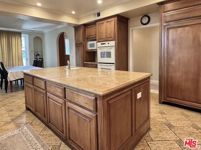 458 S Clark Drive, Beverly Hills CA: https://media.crmls.org/mediaz/e10b92c8-8ea3-4856-be35-bb26772f7cbc.jpg