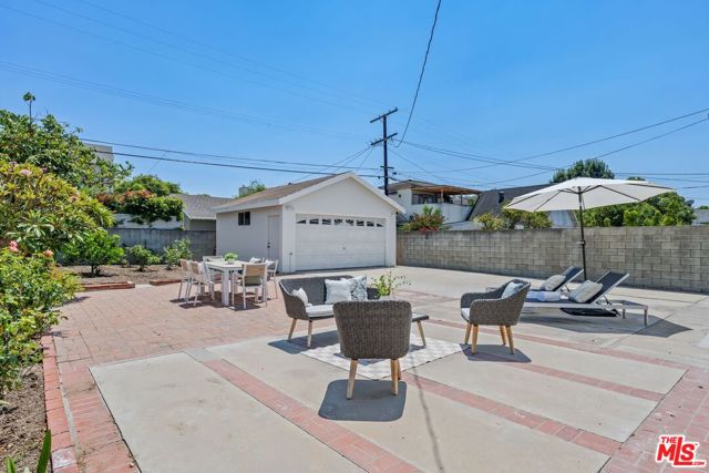3588 Helms Avenue, Culver City CA: https://media.crmls.org/mediaz/e10c7bd2-8455-4e7b-b7ee-6e144806e988.jpg