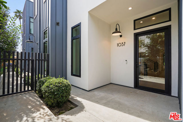 1037 21st Street, Santa Monica CA: https://media.crmls.org/mediaz/e10d25d1-7140-4d4a-883d-70f0094149fb.jpg