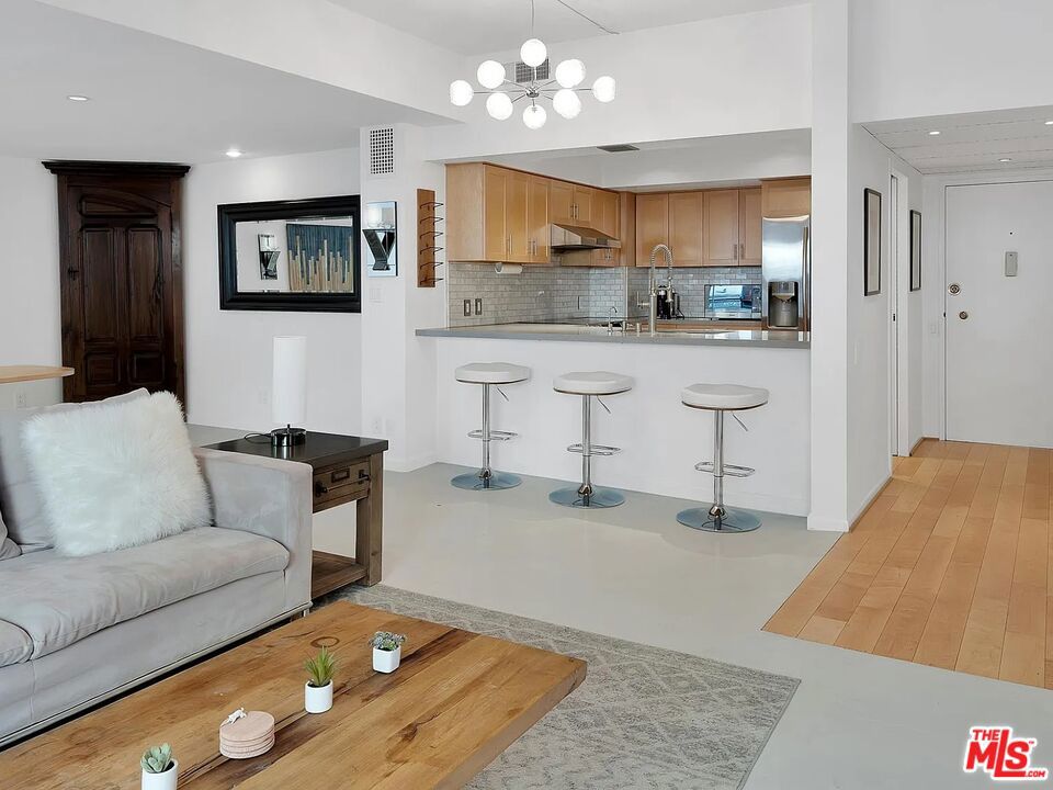 7135 Hollywood Boulevard #103