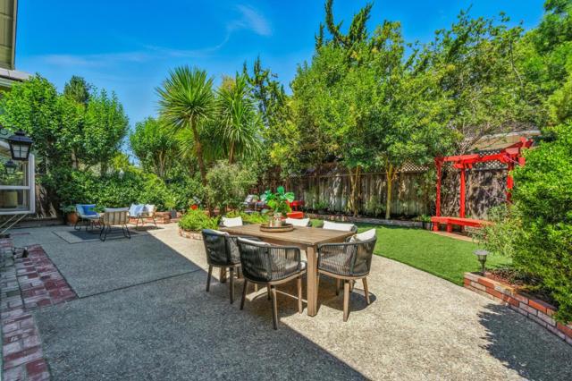 213 Yarborough Lane, Redwood City CA: https://media.crmls.org/mediaz/e10e4d4b-66c7-44ea-8dee-8fc6865013f0.jpg