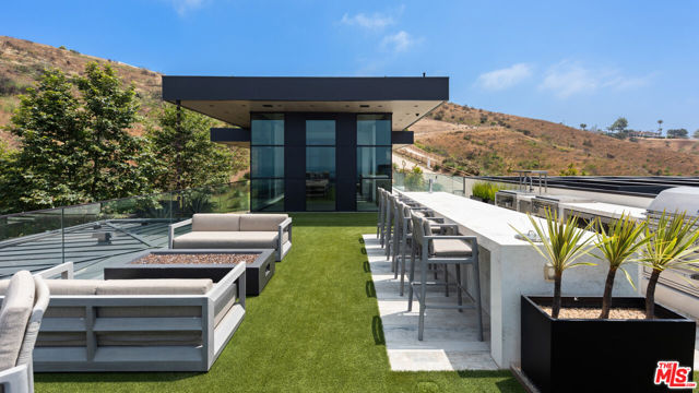 5012 Carbon Beach Terrace, Malibu CA: https://media.crmls.org/mediaz/e110283e-a1c0-48e3-aa40-658c520e81e3.jpg