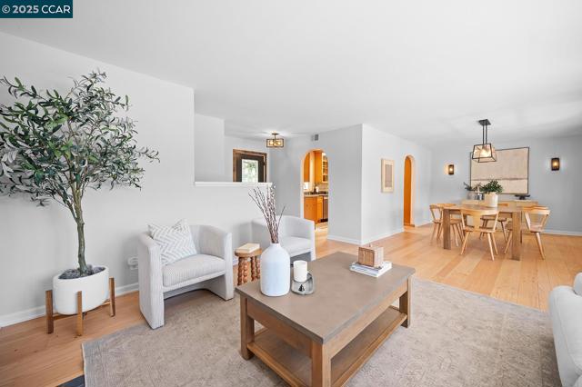 196 Miramonte Rd, Walnut Creek CA: https://media.crmls.org/mediaz/e11098ce-64d4-4329-b7c0-be932d821db6.jpg