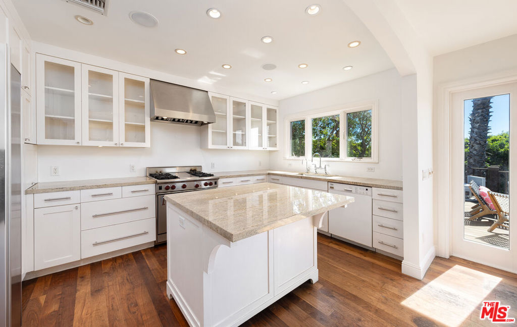 2101 Navy Street — Ranch