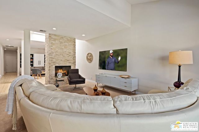 1346 E Andreas Road, Palm Springs CA: https://media.crmls.org/mediaz/e111dbfe-c3ff-4820-8f64-fbae43363959.jpg