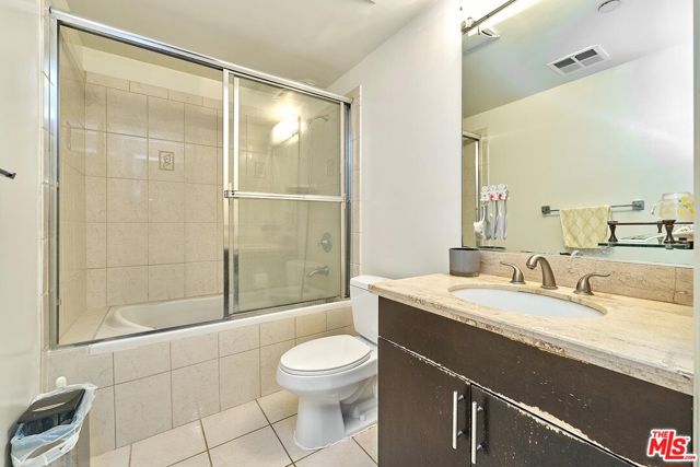 332 S Oxford Avenue, Los Angeles CA: https://media.crmls.org/mediaz/e112e292-2ada-4694-91bd-c59b403c043b.jpg