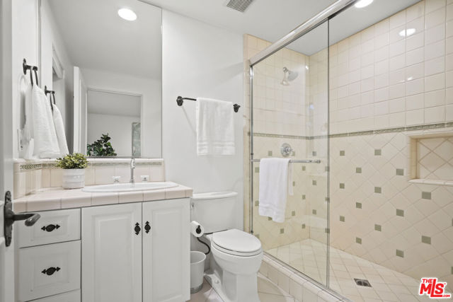18414 Corazon Circle, Tarzana CA: https://media.crmls.org/mediaz/e112ef79-f3b1-4cd9-a515-baa19edceb5b.jpg