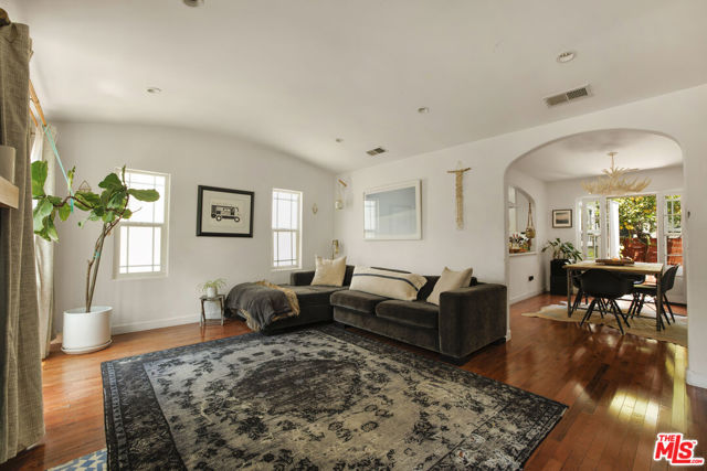 3911 Exposition Boulevard, Los Angeles CA: https://media.crmls.org/mediaz/e113718b-80a8-4558-ba49-a0cb4e2c7b39.jpg