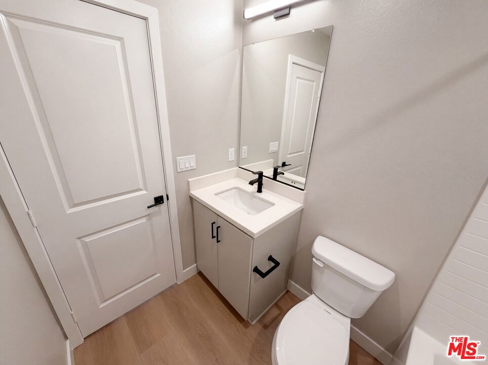 https://media.crmls.org/mediaz/e114aacd-bd1d-4e06-bb8f-b99eaffe8b59.jpg?preset=X-Large