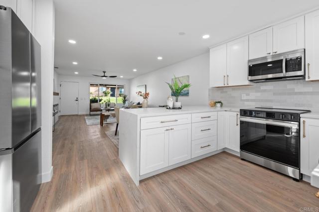 Detail Gallery Image 2 of 29 For 1014 Plover Way, Oceanside,  CA 92057 - 2 Beds | 2 Baths