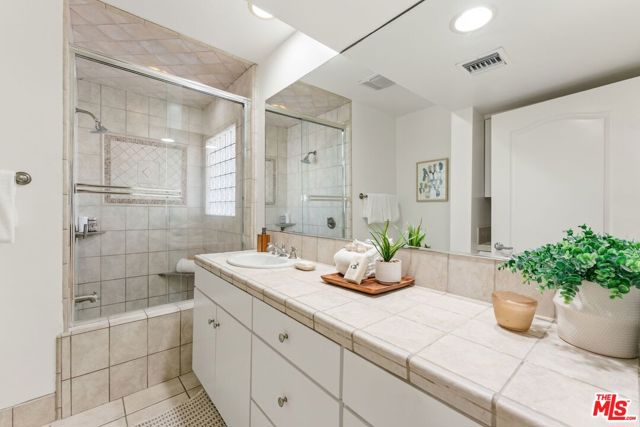 446 San Vicente Boulevard, 106 photo 22