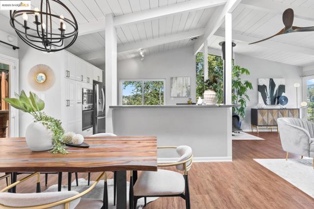 6533 Chelton DR, Oakland CA: https://media.crmls.org/mediaz/e116bdc8-4517-4e71-b0fb-a17b8e70631c.jpg