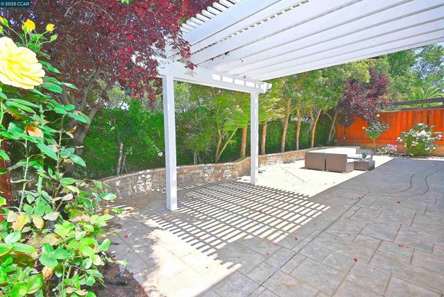 1416 Allanmere Dr, San Ramon CA: https://media.crmls.org/mediaz/e116d30c-01db-4486-93de-a7e076ac66c8.jpg