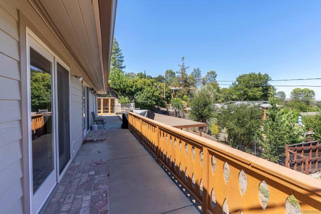 1714 Highland Place Dr, Paso Robles CA: https://media.crmls.org/mediaz/e1170244-67bb-41a7-bb9f-66f2a21bb7dd.jpg