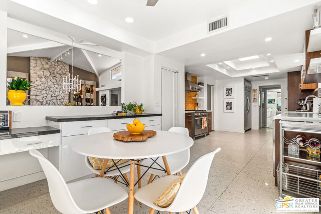 1404 E Sierra Way, Palm Springs CA: https://media.crmls.org/mediaz/e1170d7c-e3eb-42a0-8c39-5c65ad7212e7.jpg