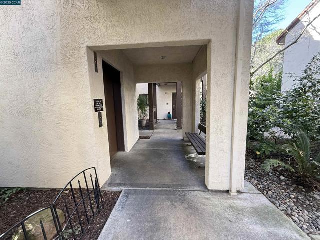 320 N Villa Way, Walnut Creek CA: https://media.crmls.org/mediaz/e1170e6c-e5f5-4d3d-8cb2-ce24778255fb.jpg