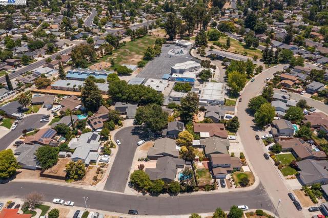 5221 Roxanne Ct, Livermore CA: https://media.crmls.org/mediaz/e117b2e9-a294-46f4-b66a-eb4197a99674.jpg