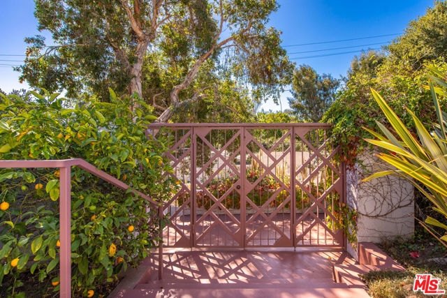 16449 Akron Street, Pacific Palisades CA: https://media.crmls.org/mediaz/e117be5a-4288-413a-9911-1803e16b9c43.jpg