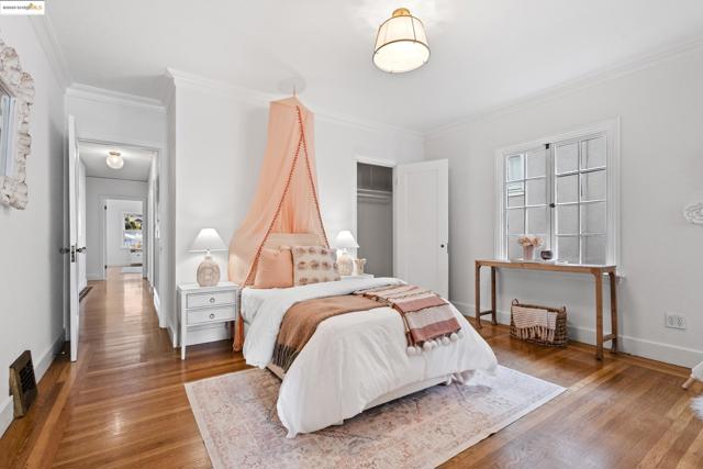1048 Annerley Rd, Oakland CA: https://media.crmls.org/mediaz/e1185c05-06b2-4887-9566-f62ef3724f06.jpg