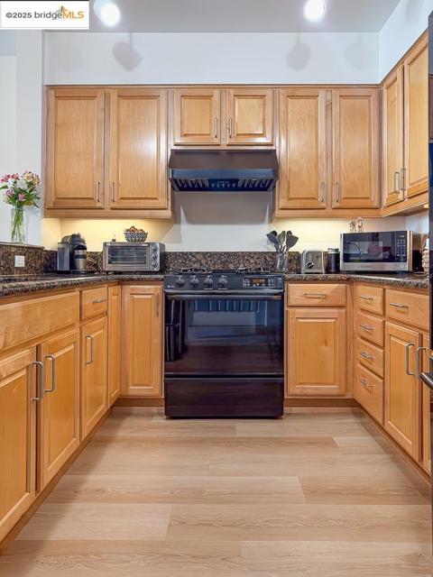 1400 Pinnacle Ct, Richmond CA: https://media.crmls.org/mediaz/e118fe10-50c6-48db-9a4d-19e2622e2294.jpg