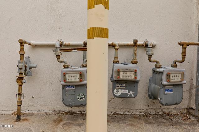 426 W Arbor Vitae Street, Inglewood CA: https://media.crmls.org/mediaz/e11ce5ed-93a9-4874-9499-c19671385c48.jpg