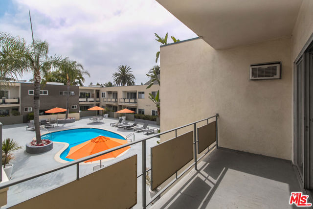 1233 N Laurel Avenue, West Hollywood CA: https://media.crmls.org/mediaz/e11cf29b-e4b9-4f2d-87cc-f07a4ee128df.jpg