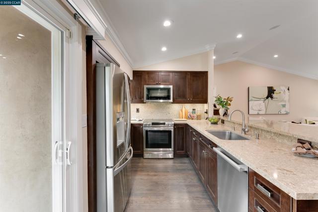 5588 Gonzalez Ct, Concord CA: https://media.crmls.org/mediaz/e11d8eef-4e86-4147-903e-dda010ea887f.jpg