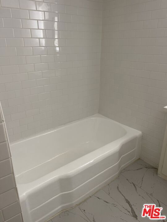 1845 1845 1/2 S South Beverly Glen Boulevard, Los Angeles CA: https://media.crmls.org/mediaz/e11d9e35-2452-4dac-8b95-5786831e865c.jpg