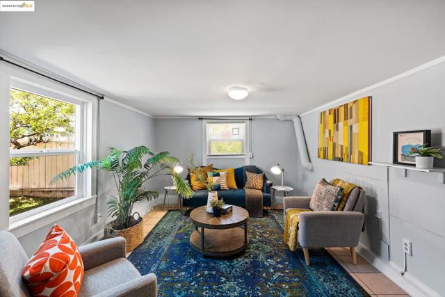 1547 68Th Ave, Oakland CA: https://media.crmls.org/mediaz/e11e1ad3-ead9-45b5-88d7-332aa522735b.jpg