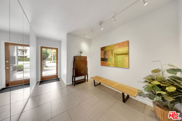 1331 Roxbury Drive, Los Angeles CA: https://media.crmls.org/mediaz/e11e6ff9-3a5f-40e4-9c5b-ee4c4926872c.jpg