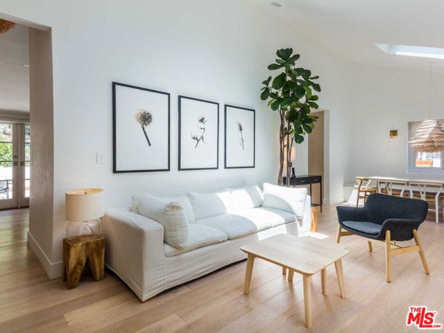 3279 Ledgewood Drive, Los Angeles CA: https://media.crmls.org/mediaz/e11e9a46-ec29-4544-a3b0-4b6b2c560d53.jpg