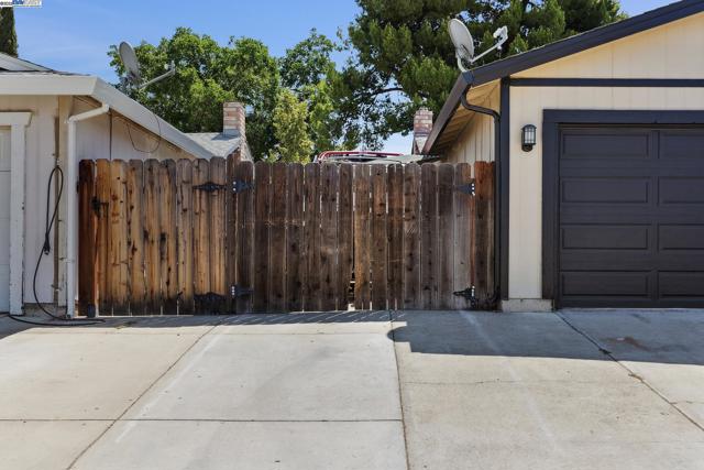 310 S Central Ave, Tracy CA: https://media.crmls.org/mediaz/e11e9c64-f202-4d17-970f-ad81647636a2.jpg