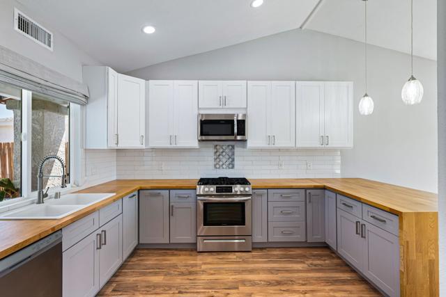 76761 Kentucky Avenue, Palm Desert CA: https://media.crmls.org/mediaz/e11f146b-eff0-4307-a13d-681cf64dcfd7.jpg