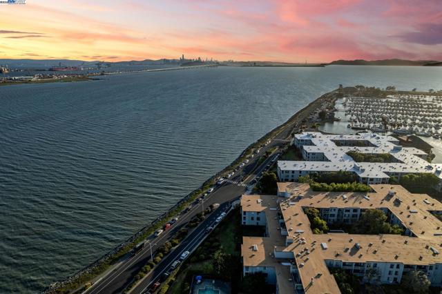 3 Commodore Dr, Emeryville CA: https://media.crmls.org/mediaz/e11ff793-2fa4-46ee-8245-058ea762fedb.jpg