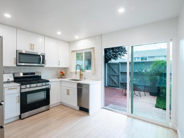 Detail Gallery Image 7 of 37 For 2525 Jefferson St #B,  Carlsbad,  CA 92008 - 2 Beds | 1/1 Baths