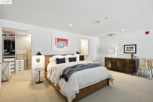 311 Oak St, Oakland CA: https://media.crmls.org/mediaz/e121dd4d-8ab0-4239-9b3c-4ca886116750.jpg