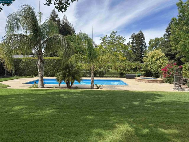 4880 Myrtle Dr, Concord CA: https://media.crmls.org/mediaz/e121ea64-aeb1-47d6-9f31-89a22ba57eec.jpg