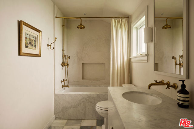 239 W Channel Road, Santa Monica CA: https://media.crmls.org/mediaz/e1220da7-8ffa-4481-9e89-776e9dd01994.jpg