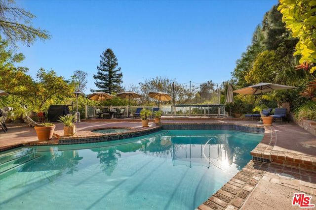 2973 Hutton Drive, Beverly Hills CA: https://media.crmls.org/mediaz/e1221d01-ec73-474f-9b39-f9f67011df88.jpg
