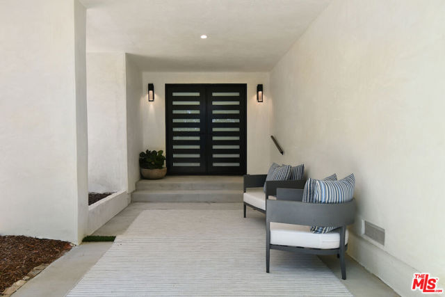 3221 Elvido Drive, Los Angeles CA: https://media.crmls.org/mediaz/e1228360-0101-48be-829b-ed7583f6f1e9.jpg